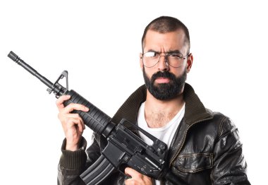 Bir tüfek tutarak pezevenk adam