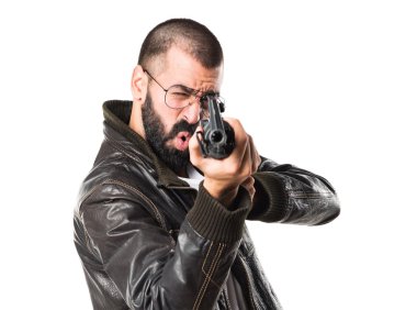 Bir tüfek tutarak pezevenk adam