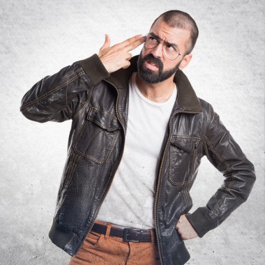 Erkek deri ceket intihar jest yapma ile