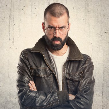 Deri ceket ile üzgün adam