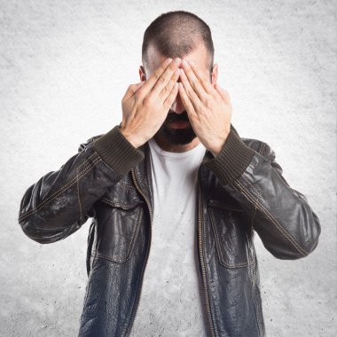 Pezevenk adam gözlerini kapsayan