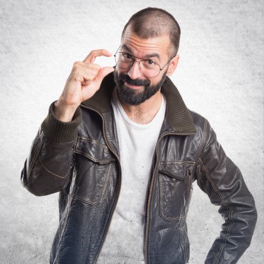 Erkek deri ceket küçük işareti yapıyor ile