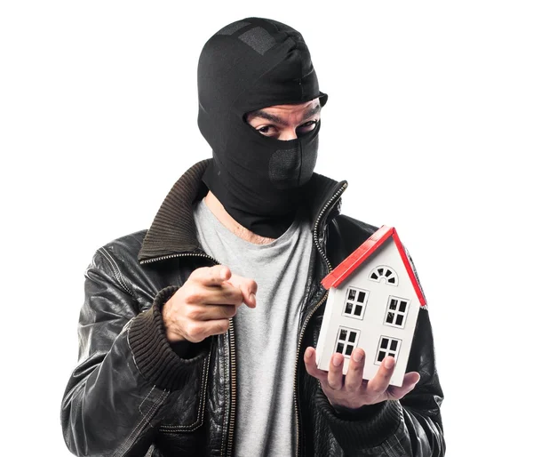 Ladrón sosteniendo una casita — Foto de Stock