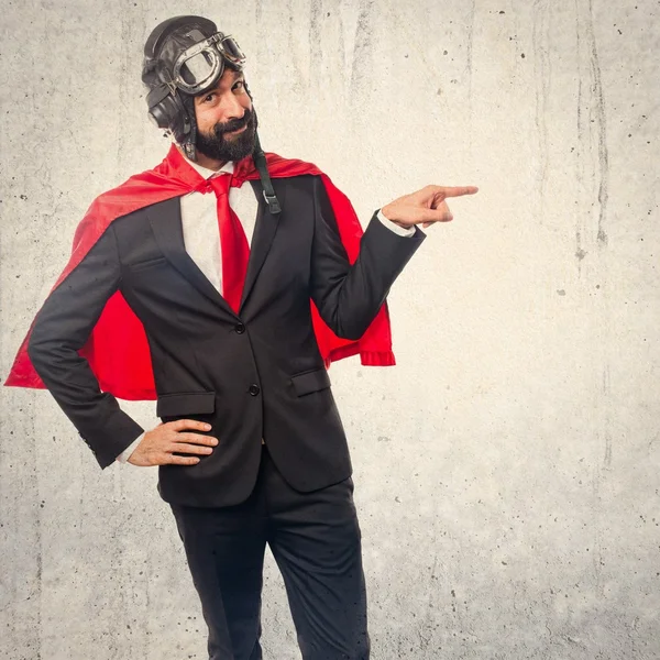 Super héroe hombre de negocios que apunta a la lateral — Foto de Stock