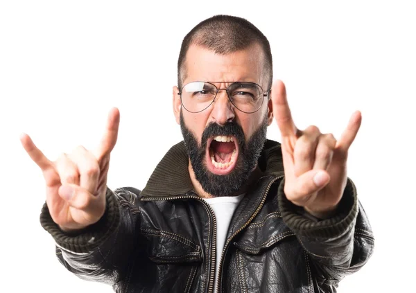 Hombre con chaqueta de cuero haciendo gesto cuerno —  Fotos de Stock