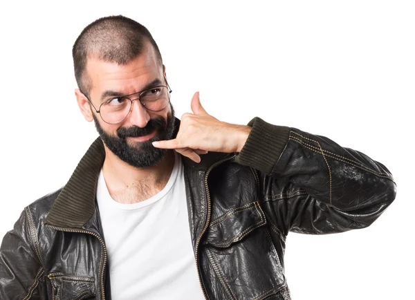 Muž s koženou bundu telefon gesto — Stock fotografie