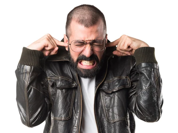 Man met lederen jas die betrekking hebben op zijn oren — Stockfoto