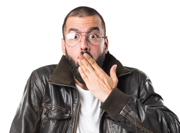 Uomo che indossa una giacca di pelle facendo gesto a sorpresa — Foto Stock