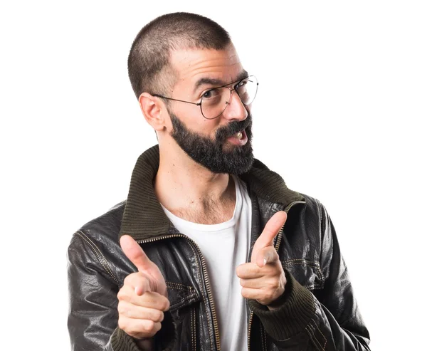 Homem usando uma jaqueta de couro apontando para a frente — Fotografia de Stock