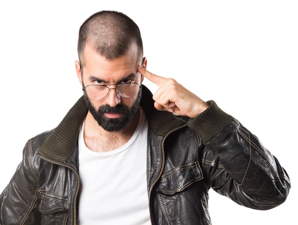 Homem usando uma jaqueta de couro pensando — Fotografia de Stock