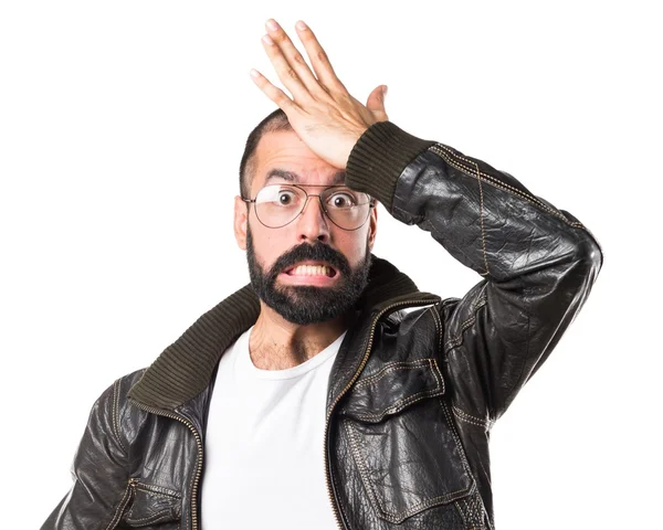 Hombre vistiendo una chaqueta de cuero teniendo dudas —  Fotos de Stock