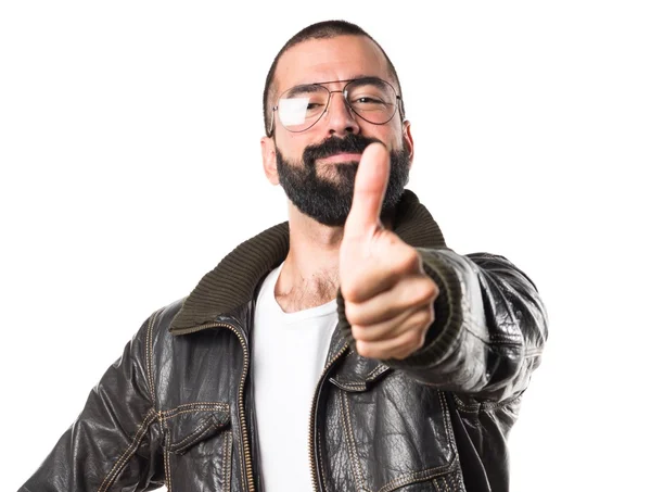 Hombre usando una chaqueta de cuero con el pulgar hacia arriba —  Fotos de Stock