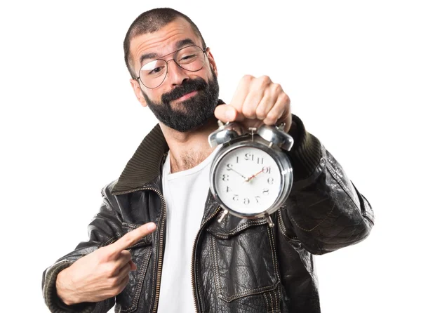 Uomo che indossa una giacca di pelle con orologio vintage — Foto Stock