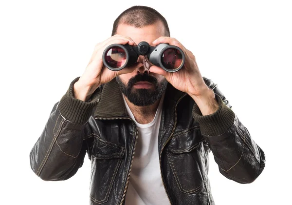 Uomo in giacca di pelle con binocolo — Foto Stock