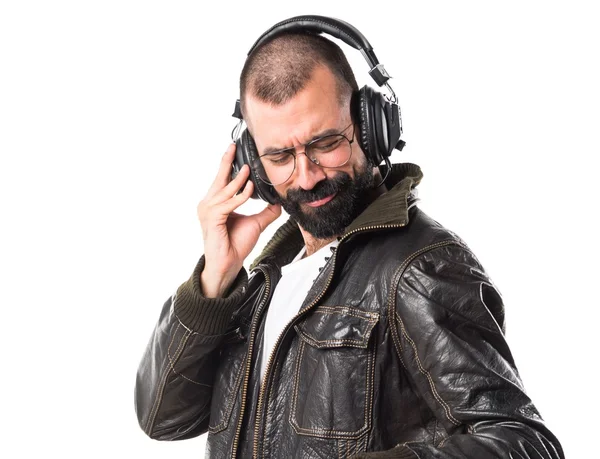 Człowiek sobie skórzana kurtka słuchania muzyki — Zdjęcie stockowe