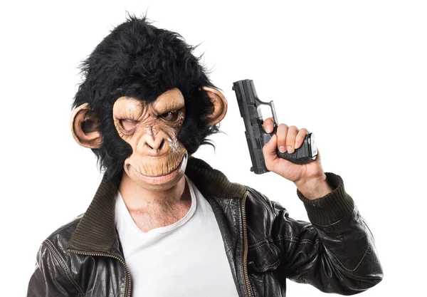 Monkey man håller en pistol — Stockfoto