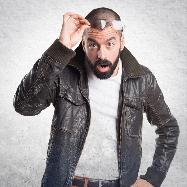 Hombre con chaqueta de cuero mostrando algo —  Fotos de Stock