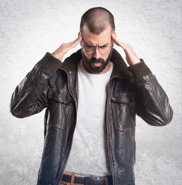 Homem frustrado com jaqueta de couro — Fotografia de Stock