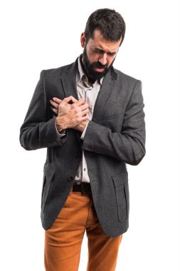 Kalp ağrısı olan bir adam.