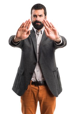 Dur işareti yaparak adam