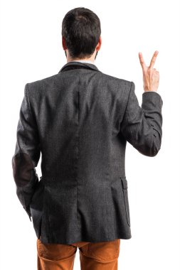 Zafer hareketi yapan adam.