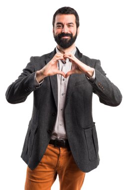 Elleriyle kalp yapan adam