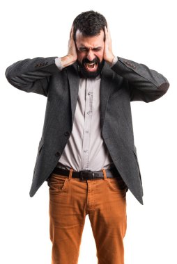 Adam kulaklarını kapatıyor.