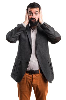 Adam kulaklarını kapatıyor.