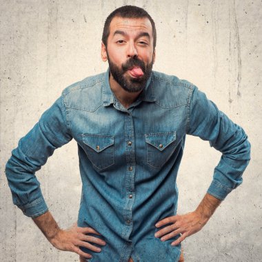 Bir şaka yapan erkek