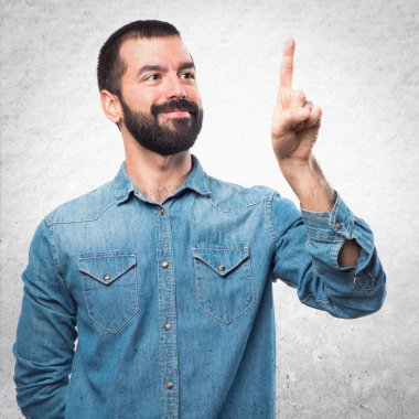 Şeffaf ekranda dokunmadan adam