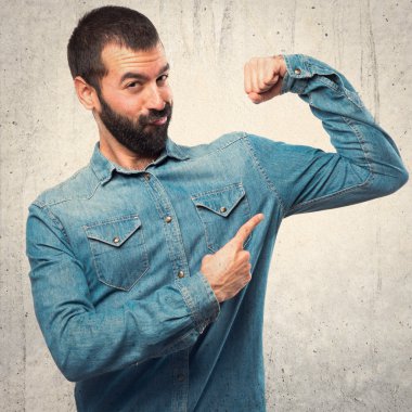 Adam güçlü bir jest yapma