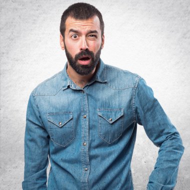 Adam sürpriz jest yapıyor.