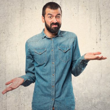 Adam önemsiz jest yapma