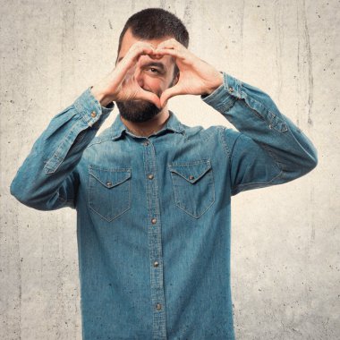 Elleriyle kalp yapan adam