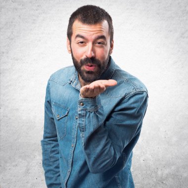 Öpücük yollayan bir adam