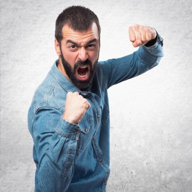 Bir yumruk veren adam