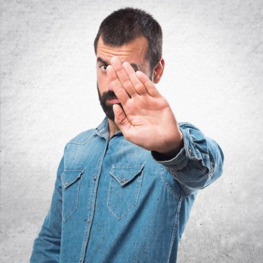 Dur işareti yaparak adam