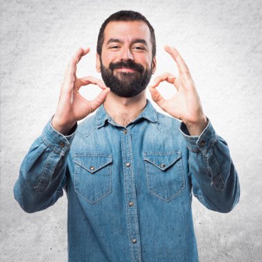 ok işareti yaparak adam