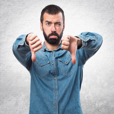 Kötü sinyal yapan erkek