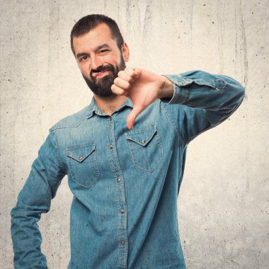 Kötü sinyal yapan erkek