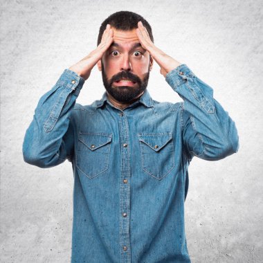 Adam sürpriz jest yapıyor.