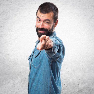 Öne doğru işaret eden adam