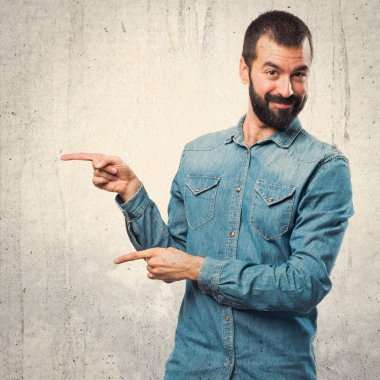 Lateral için işaret eden adam