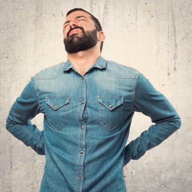 Sırtı ağrıyan bir adam