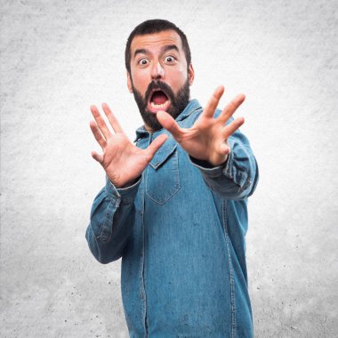 Adam sürpriz jest yapıyor.