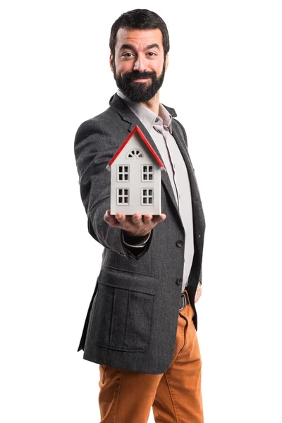 Un homme tenant une petite maison — Photo
