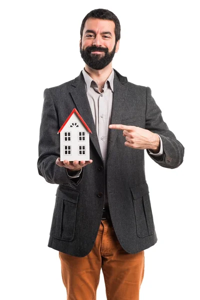 Человек держит маленький домик — стоковое фото