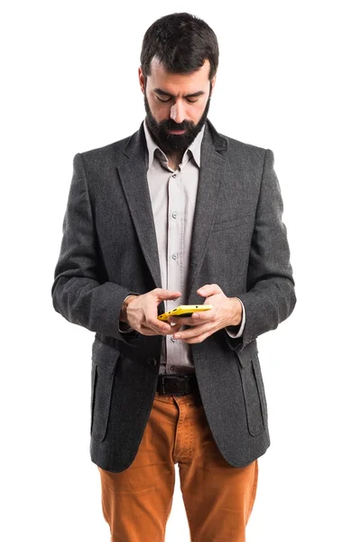 Мужчина разговаривает с мобильным — стоковое фото