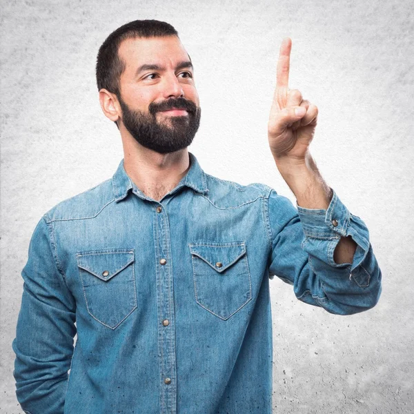 Şeffaf ekranda dokunmadan adam