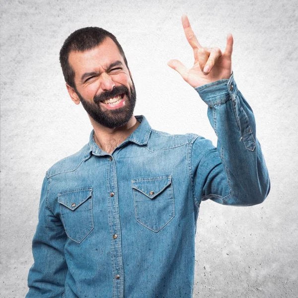 Hombre haciendo gesto de cuerno —  Fotos de Stock